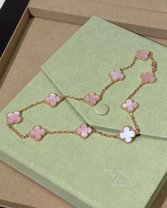 [Stellar Jewelry Jewellery] Pink Necklace with Ten Clover Designs