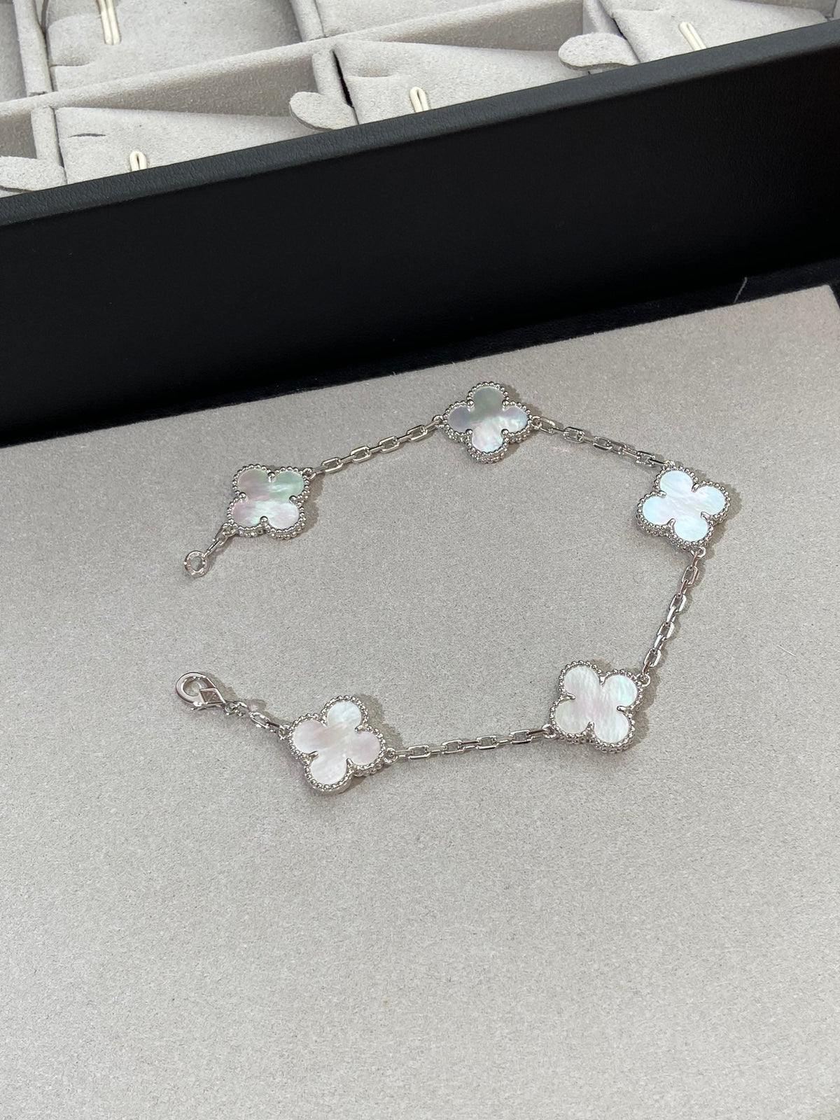 [Stellar Jewelry]CLOVER WHITE PEARL MOP 5 MOTIF BRACELET COLLECTION