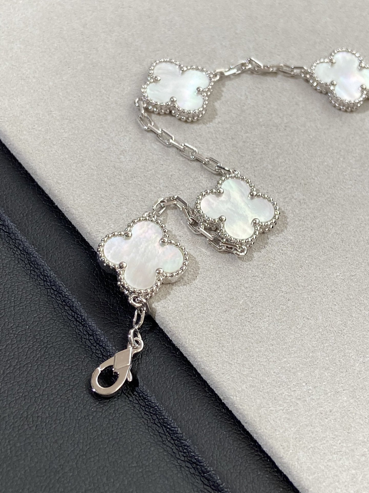 [Stellar Jewelry]CLOVER WHITE PEARL MOP 5 MOTIF BRACELET COLLECTION