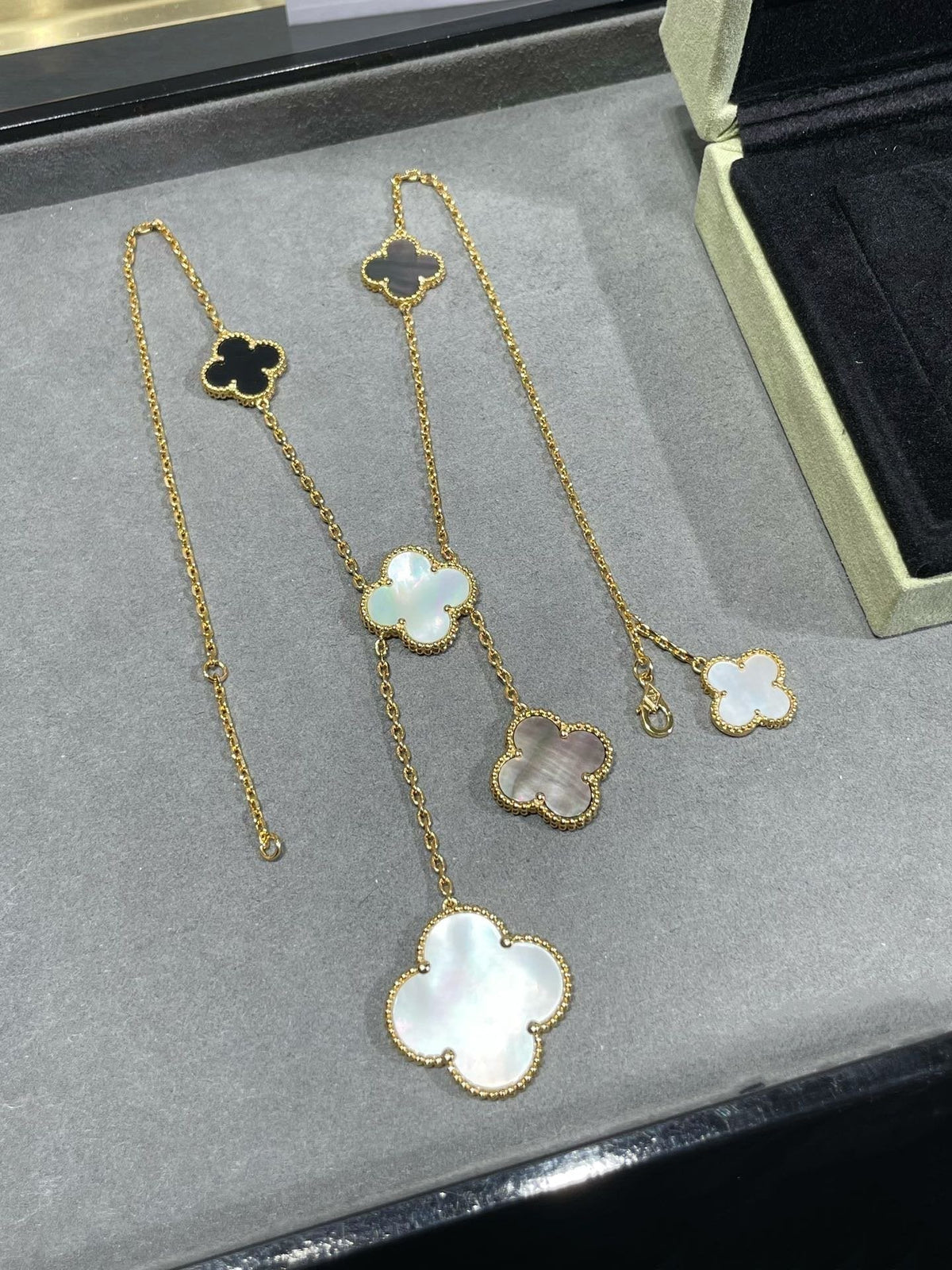 [Stellar Jewelry]CLOVER 6 MOTIF MOP ONYX GOLD NECKLACE