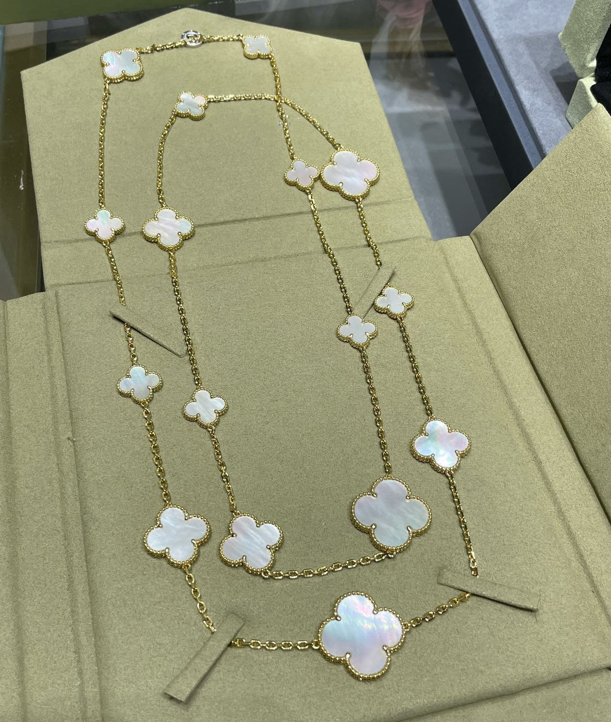 [Stellar Jewelry]CLOVER 16 MOTIF WHITE MOP GOLD NECKLACE