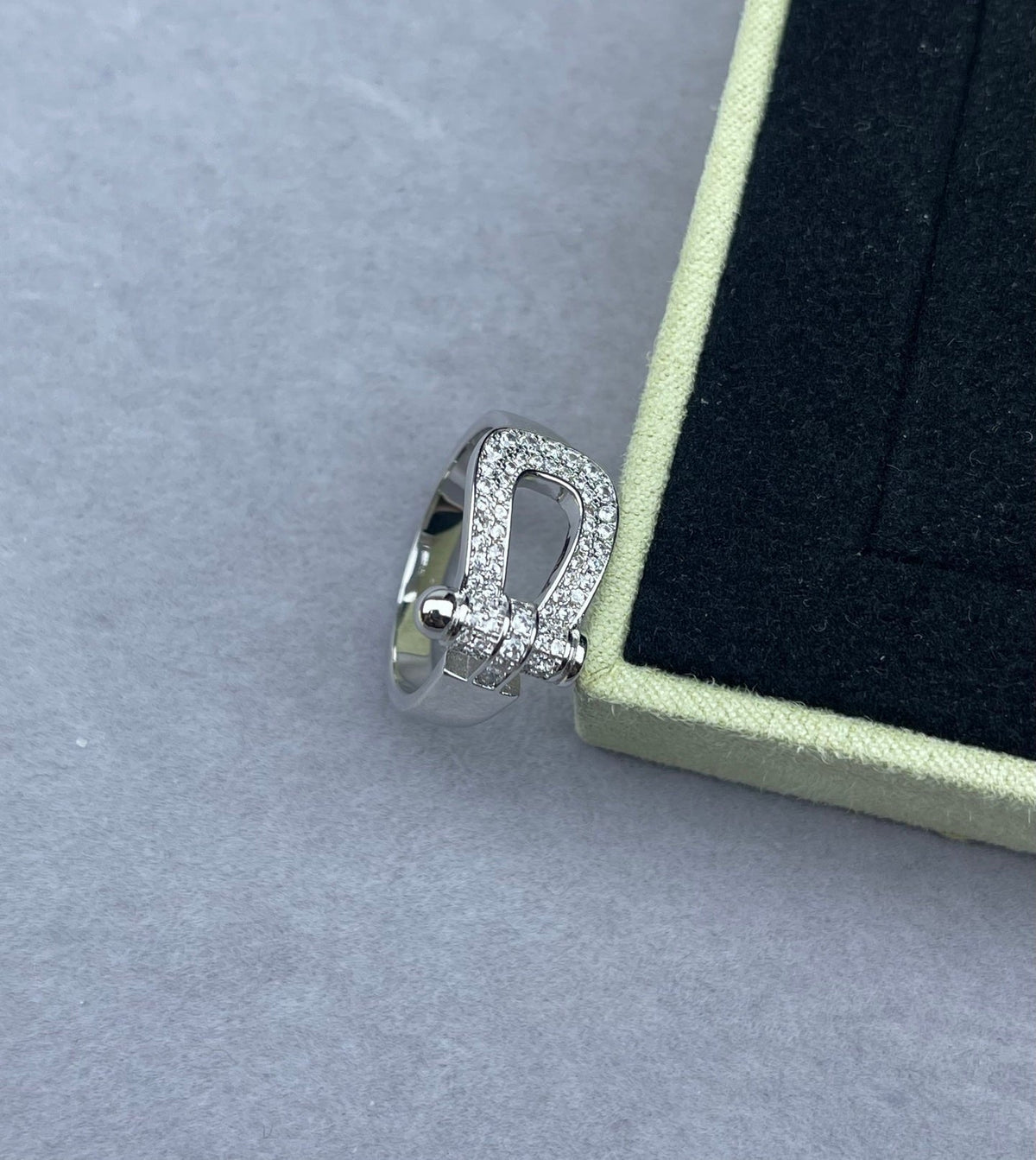 [Stellar Jewelry]Wide Hoof-Shaped Diamond-Studded Ring