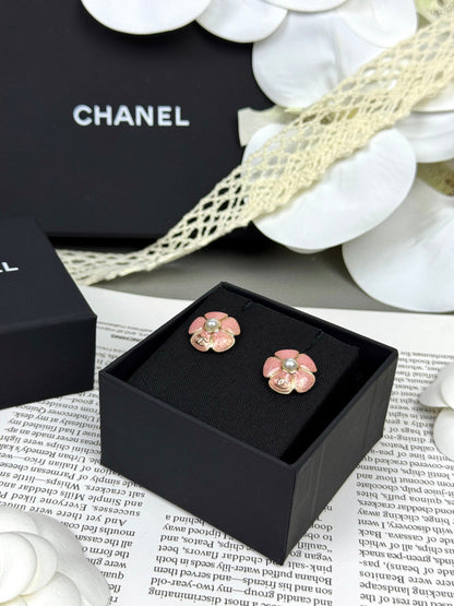 [Stellar Jewelry]26C Pink Camellia Pearl Enamel Stud Earrings