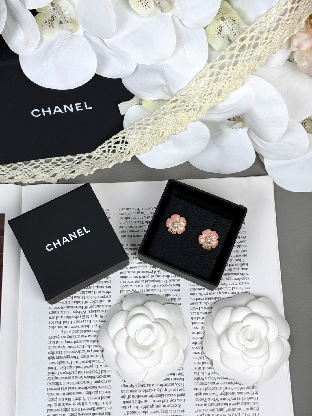 [Stellar Jewelry]26C Pink Camellia Pearl Enamel Stud Earrings