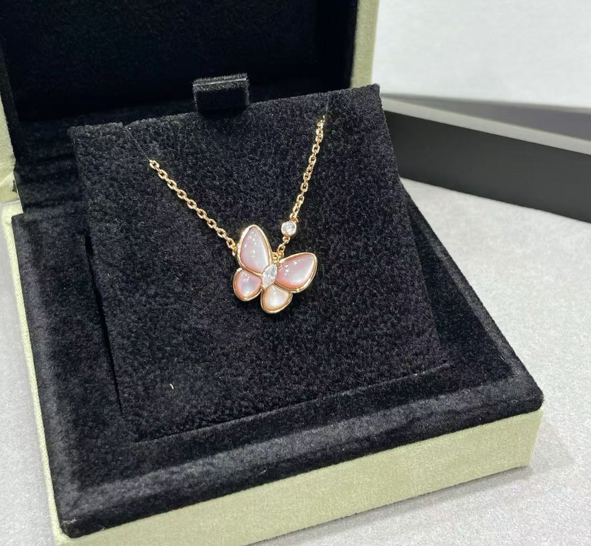 [Stellar Jewelry]BUTTERFLY PINK MOTHER-OF-PEARL DIAMOND NECKLACE