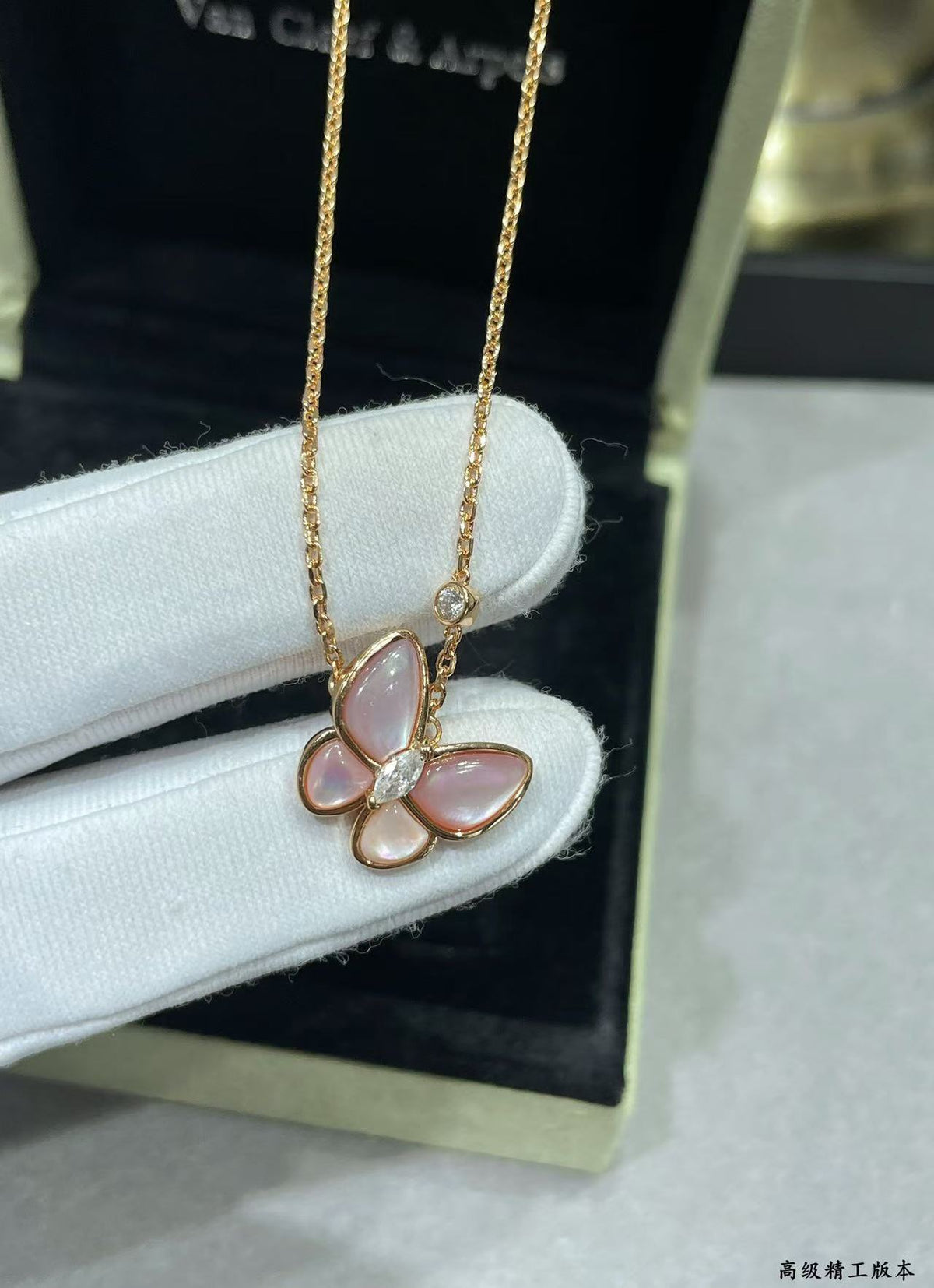 [Stellar Jewelry]BUTTERFLY PINK MOTHER-OF-PEARL DIAMOND NECKLACE