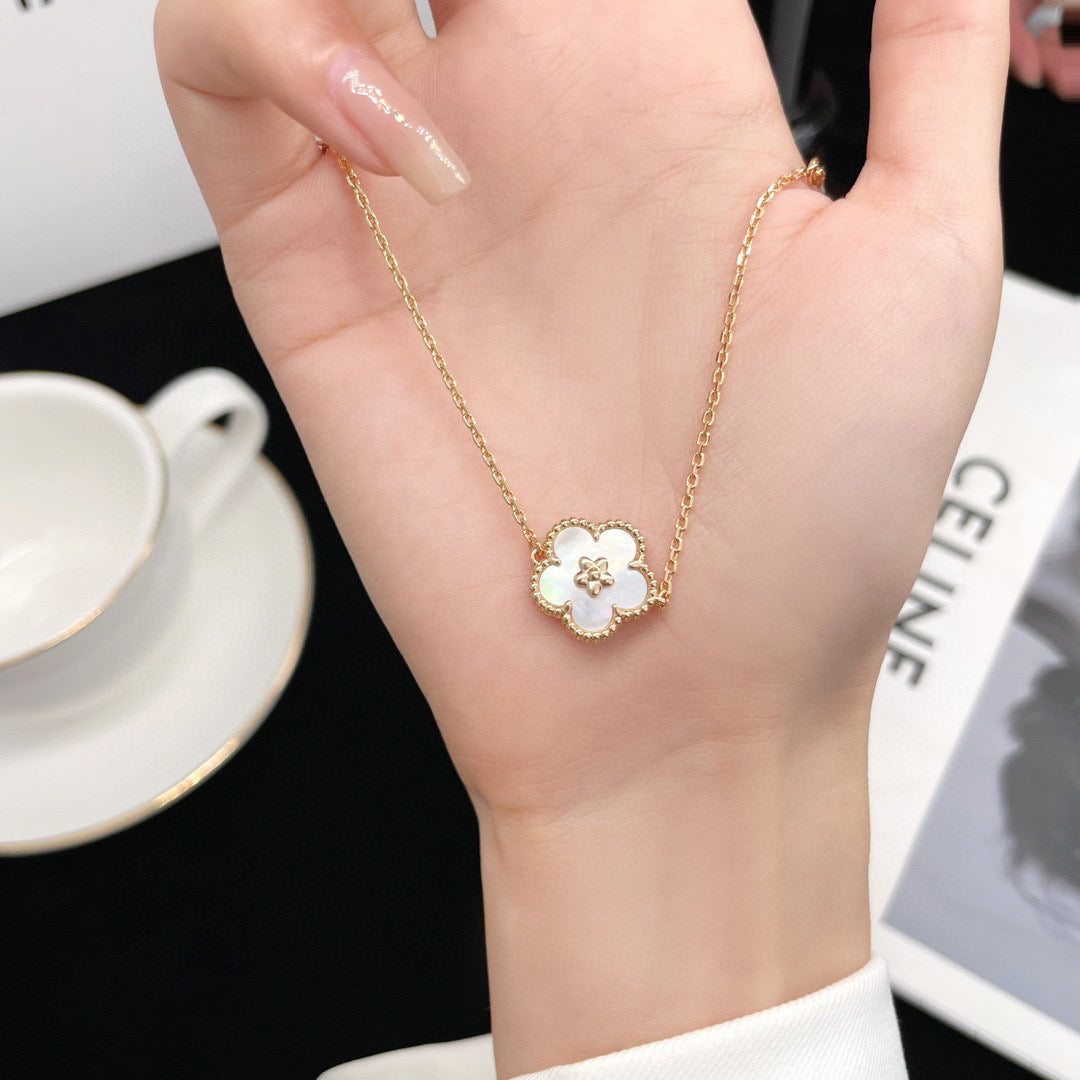 [Stellar Jewelry]LUCKY WHITE MOP PLUM BLOSSOM  BRACELET