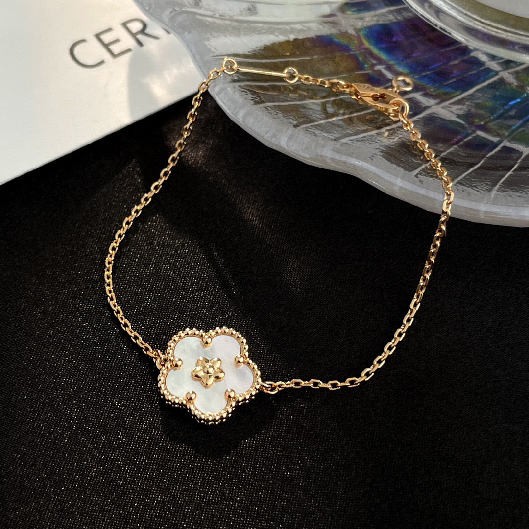 [Stellar Jewelry]LUCKY WHITE MOP PLUM BLOSSOM  BRACELET