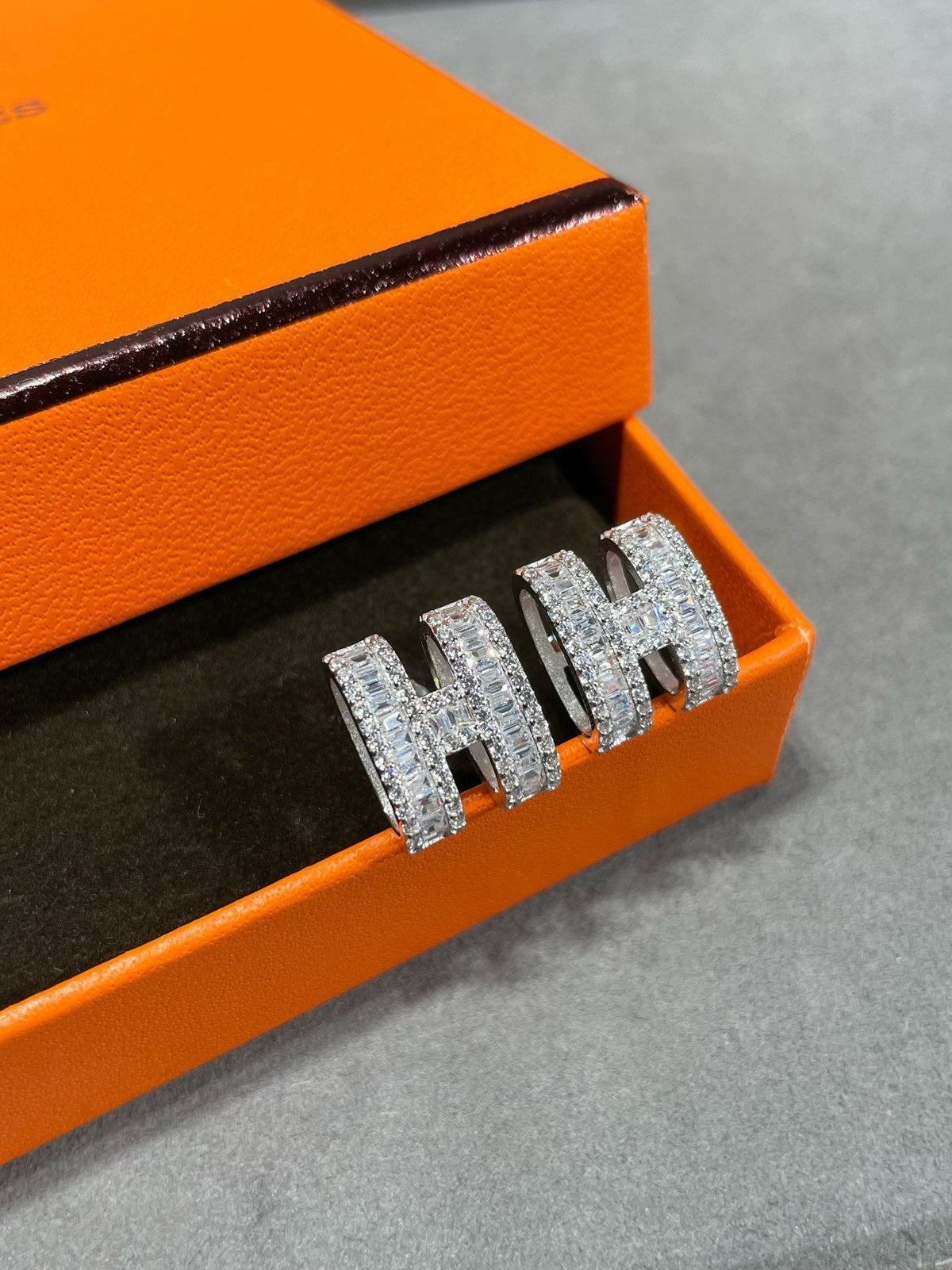 [Stellar Jewelry]H STUD EARRINGS WITH SILVER DIAMONDS
