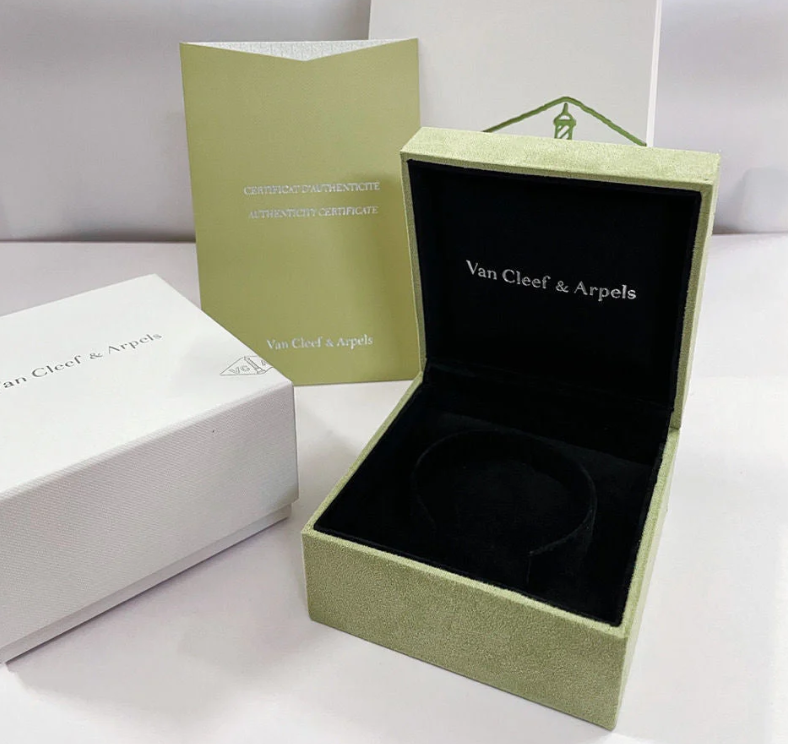 [Stellar Jewelry]CLOVER 15MM LASER NECKLACE AND BOX